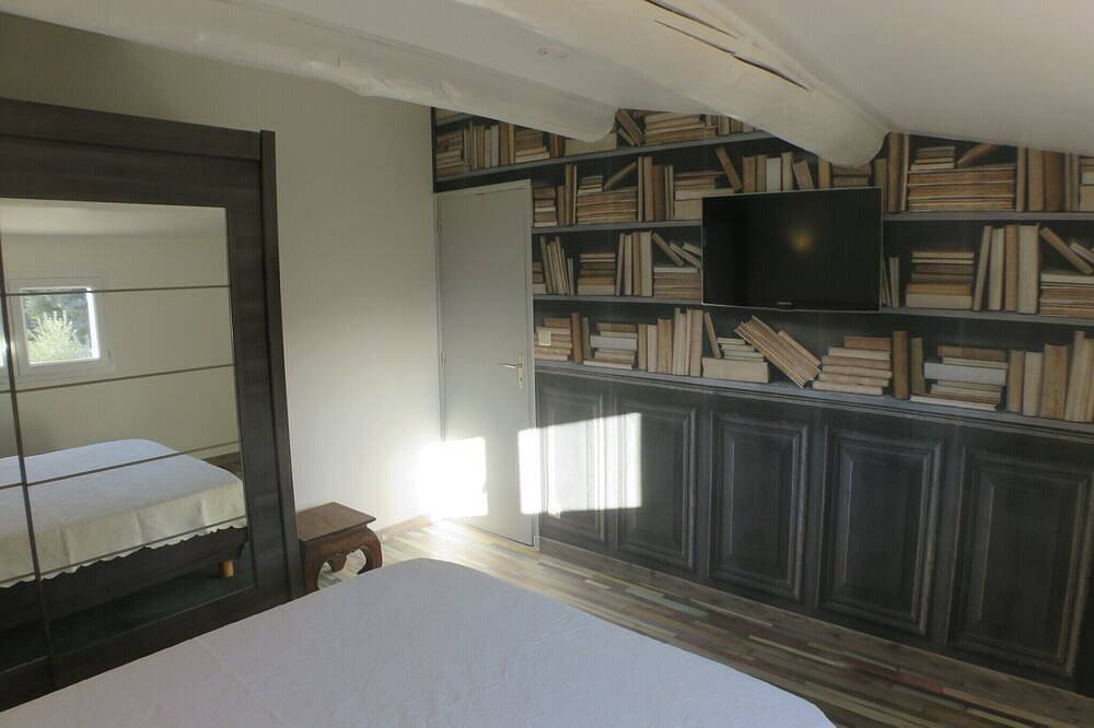 Independent apartment, quiet hill with pool in Saint-Saturnin-lès-Avignon, Vaucluse