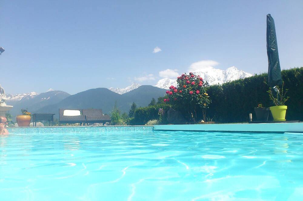 Appartement entier, Studio face au Mt Blanc plus piscine in Domancy, Pays du Mont-Blanc