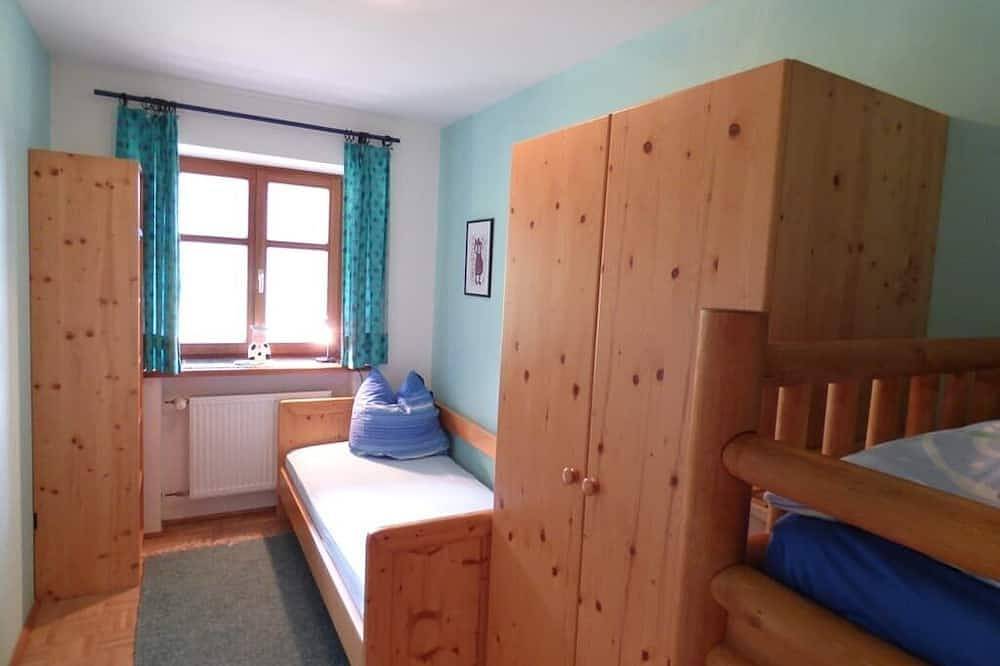 Ganze Wohnung, Liebevolle Ferienwohnung mit Terrasse auf Ferienbauernhof in Chamerau, Ostbayern