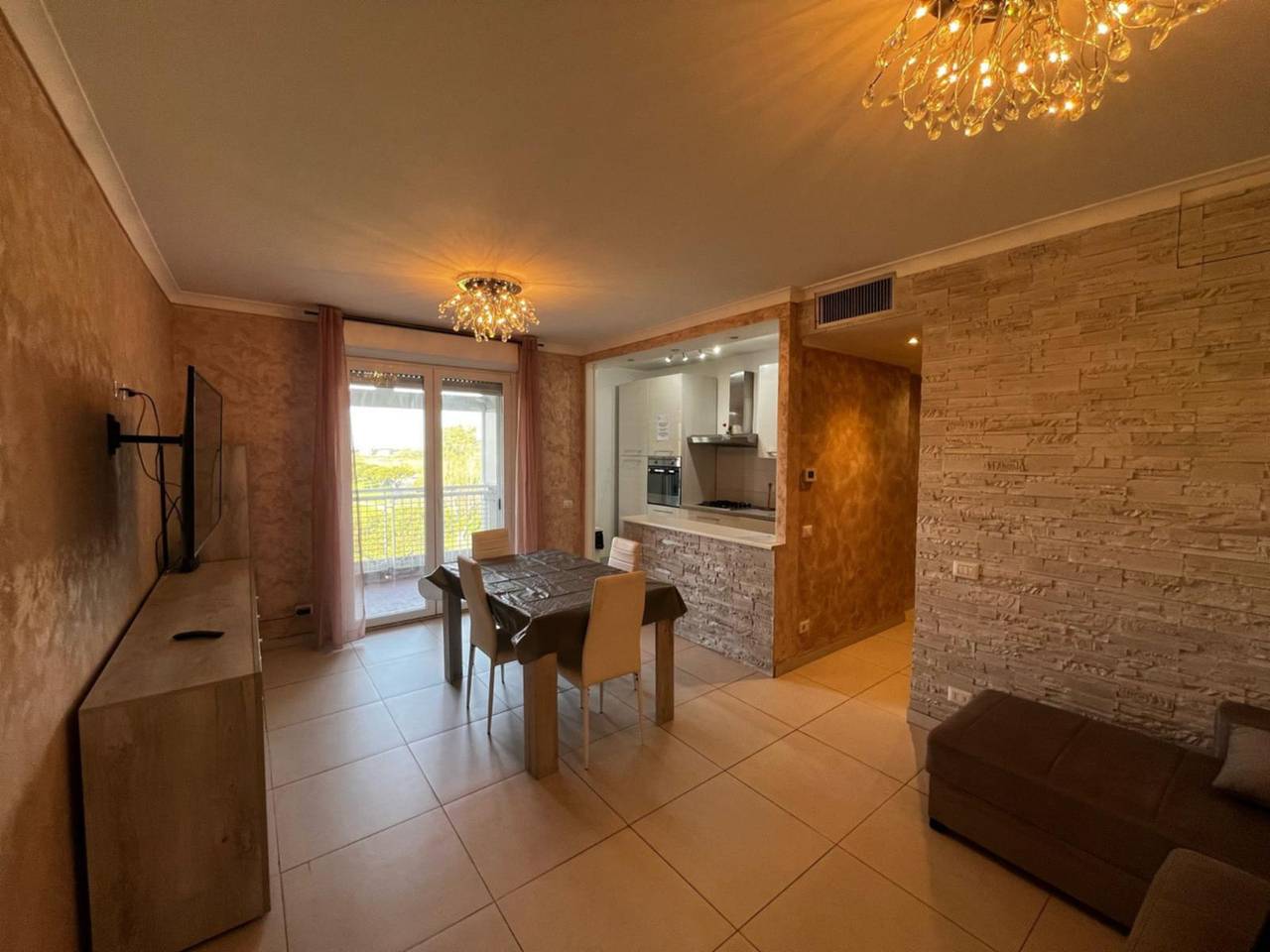Ganze Wohnung, Ferienwohnung für 5 Personen mit Balkon/Terrasse in Ostia, Rom