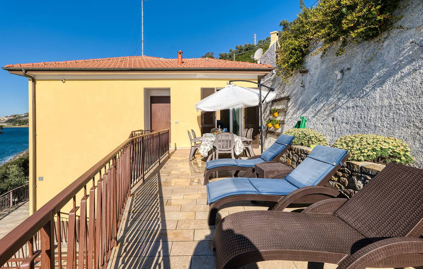 Apartment mit Meerblick, Klimaanlage und Parkplatz. in Cipressa, Riviera di Ponente