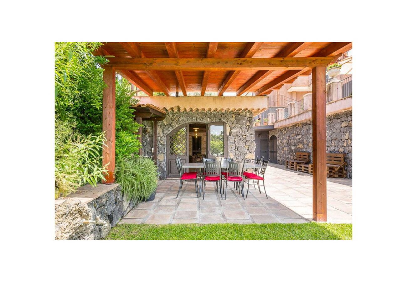 Villa Sarace in Aci Sant'Antonio, Mount Etna