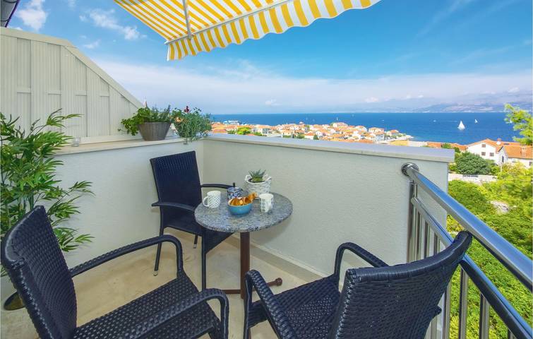 Ganze Ferienwohnung, Gemütliche Wohnung mit Terrasse, WLAN und 500 m zum Strand in Postira, Brac