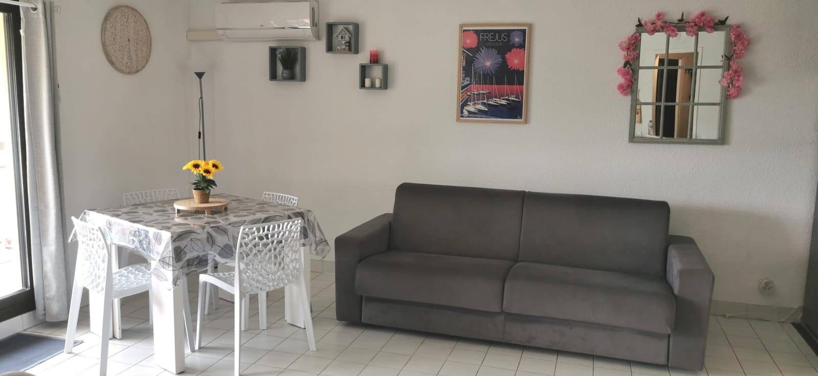 Appartement entier, Appartement 'Fréjus Plage' avec terrasse partagée et climatisation in Fréjus Plage, Fréjus