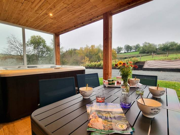 Gîte pour 5 personnes, avec Balcon ainsi que Jacuzzi et Terrasse