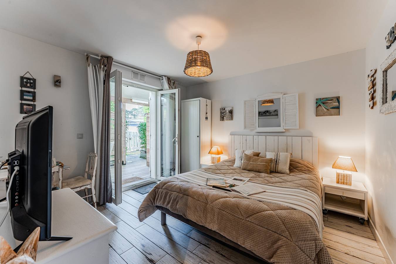 Habitación de huéspedes «New Port Beach» con piscina compartida, terraza privada y Wi-Fi in Gujan-Mestras, Region de Arcachon