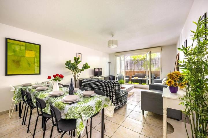 Location de vacances pour 9 personnes, avec Balcon ainsi que Terrasse et Jardin à Villeurbanne