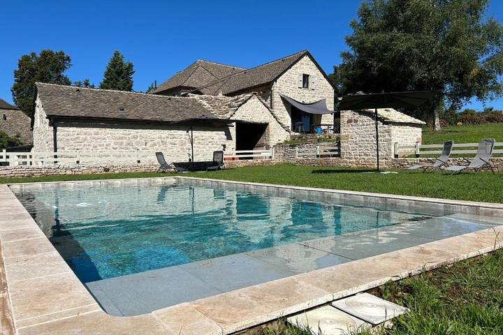 Location de vacances pour 4 personnes, avec vue ainsi que terrasse et piscine à Banassac - 3