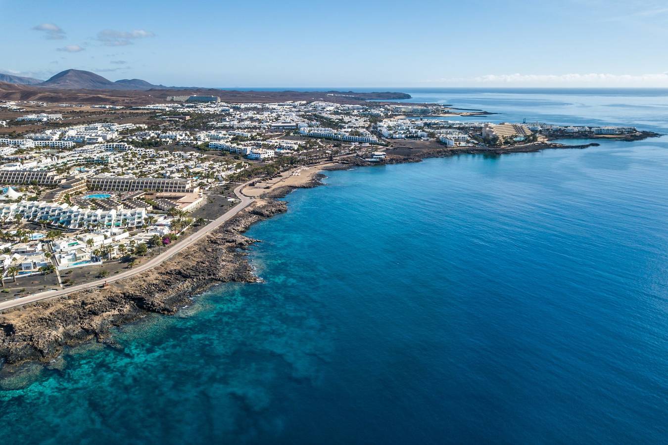 Entire apartment, Estrella De Mar 1 - shared swimming pool, free wifi in Playa Bastián, Teguise