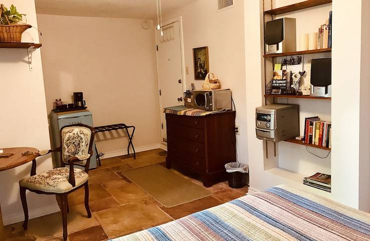 Vacation rental for 2 people, with terrace and yard in North Houston