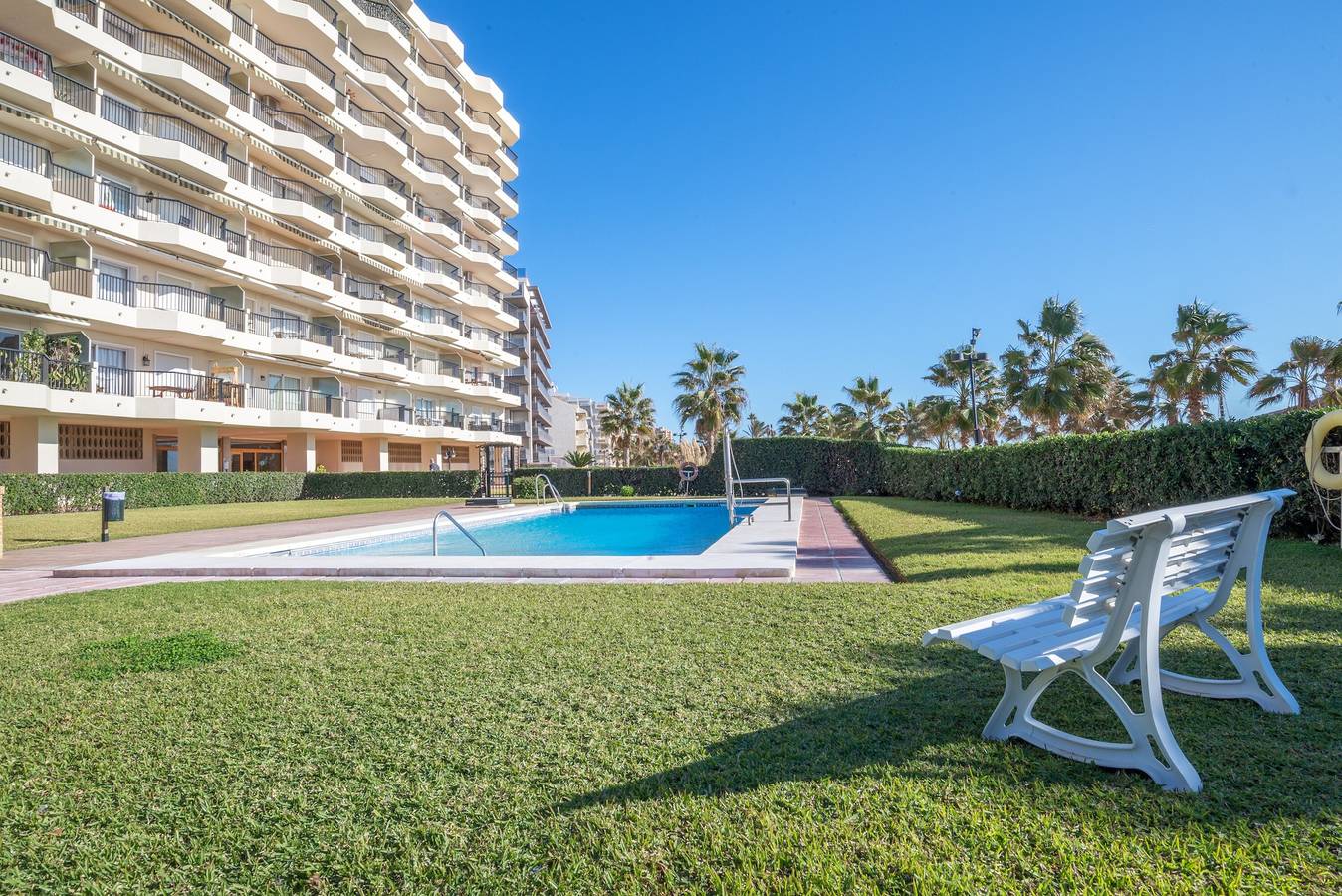Entire apartment, Beachfront Apartment with Sea View, Pool, Garden, Terrace, Balcony, A/C & Wi-Fi in Fuengirola, Costa del Sol
