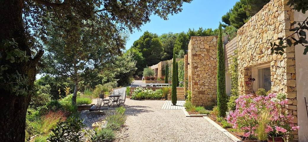 Location de vacances pour 12 personnes, avec jardin ainsi que vue et piscine à Suzette