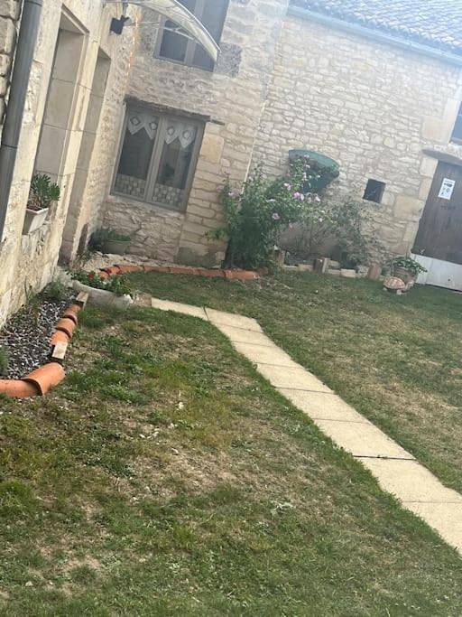 Gîte pour 5 personnes, avec vue et jardin, adapté aux familles à Neuville-de-Poitou - 4