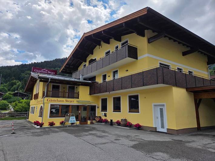 BnB für 4 Personen, mit Balkon und Garten sowie Sauna und Ausblick in Kaprun