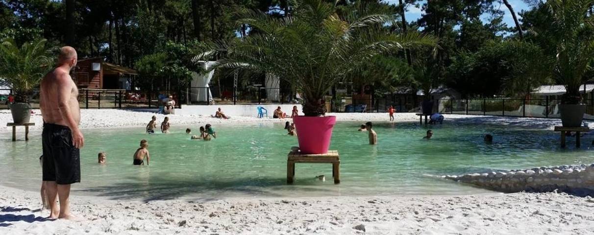 Camping pour 4 personnes, avec terrasse ainsi que jardin et piscine, animaux acceptés