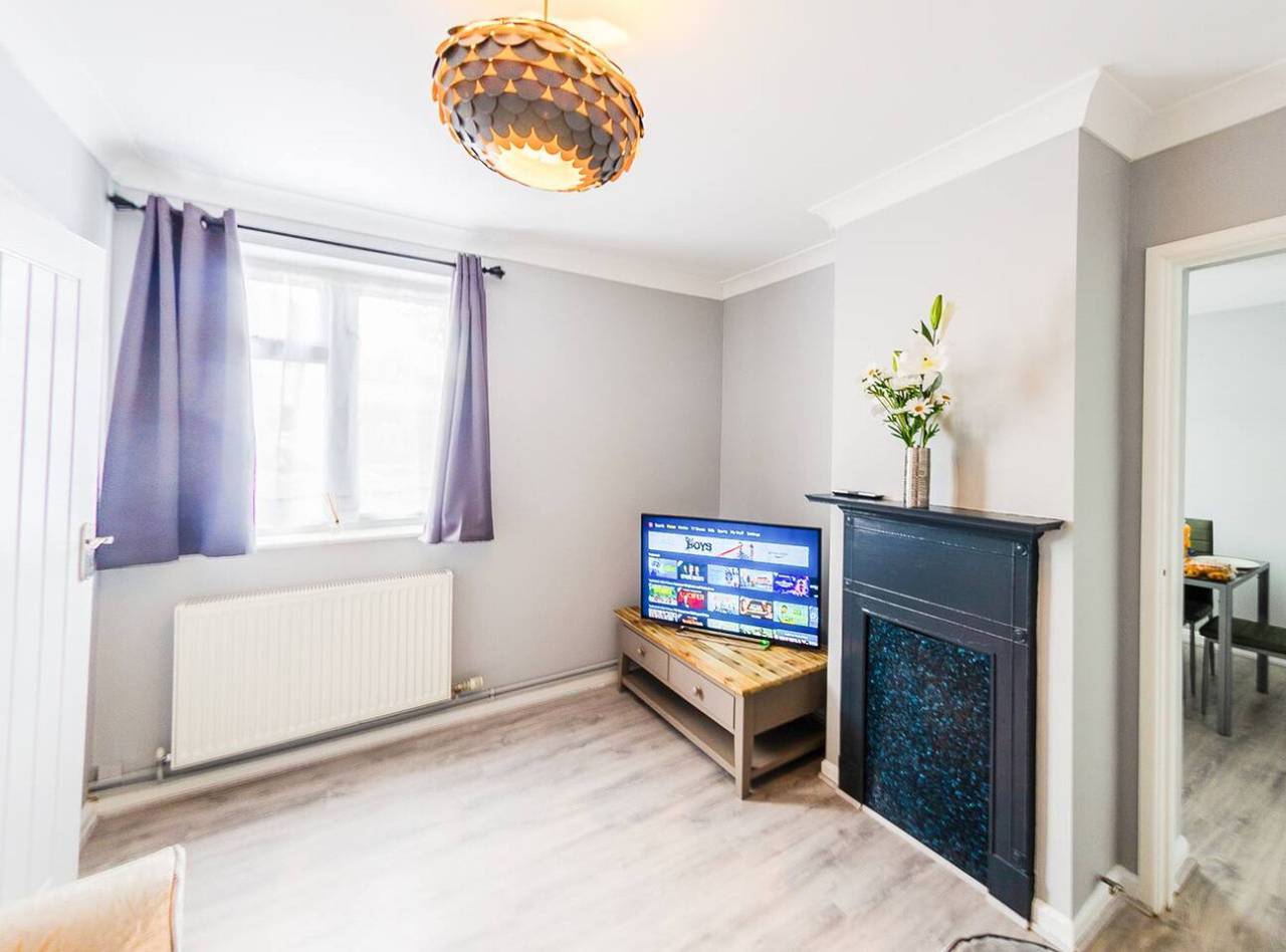 4 Bed - 2 Baths 1 Walk in Shower Lots of Parking in Ipswich, Suffolk