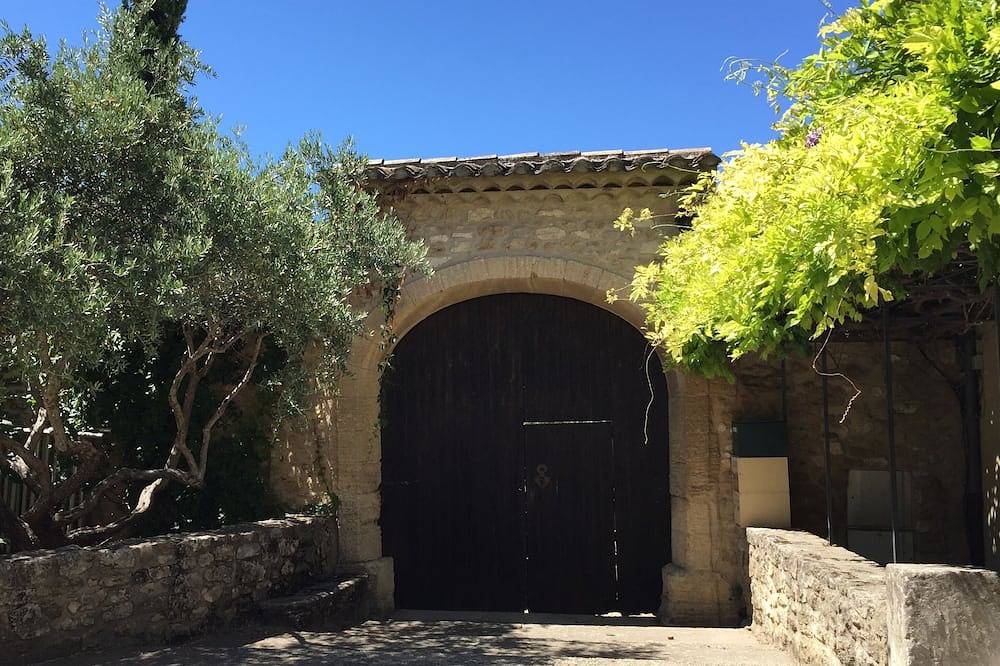 Part of Résidence Lou Boulidou, former winery, now unique holiday homes. in Maubec, Parque natural regional del Luberon