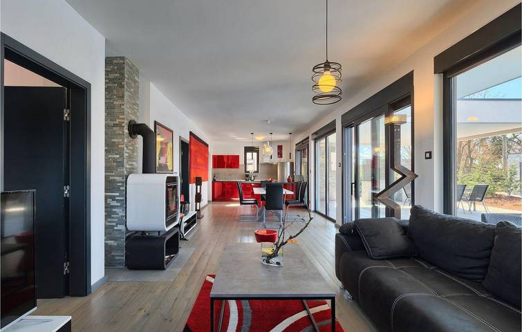 Geräumige 2-Zimmer-Wohnung mit Pool, Parkplatz und WLAN in der Nähe von Restaurants und dem Stadtzentrum in Butkovići, Svetvinčenat