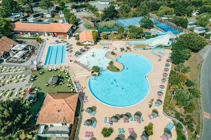 Parc de vacances pour 8 personnes, avec jacuzzi et jardin ainsi que bassin pour enfant et piscine à Gastes - 2