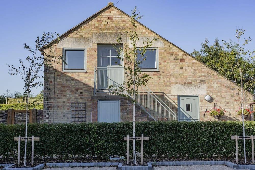 Granary at Hunt Court - sleeps 4 guests  in 2 bedrooms in Badgeworth, Gloucestershire