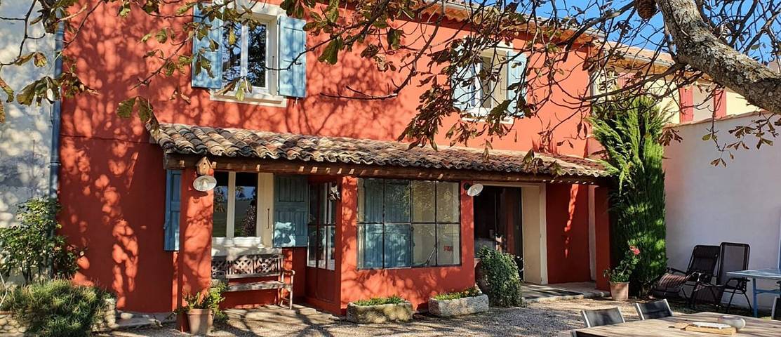 Gîte pour 6 personnes, avec jardin ainsi que terrasse et piscine