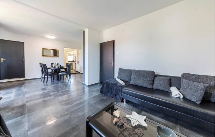 Ganze Ferienwohnung, Gemütliche 1-Zimmer-Wohnung mit Pool und Zugang zum Strand in Pula-Medulin, Pula