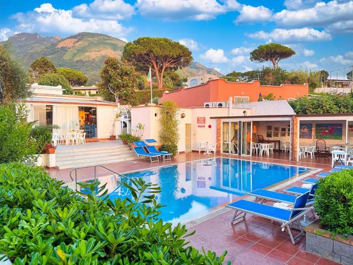 Appartamento per 4 persone, con giardino e piscina nonché idromassaggio, adatto a famiglie con bambini a Chiaia