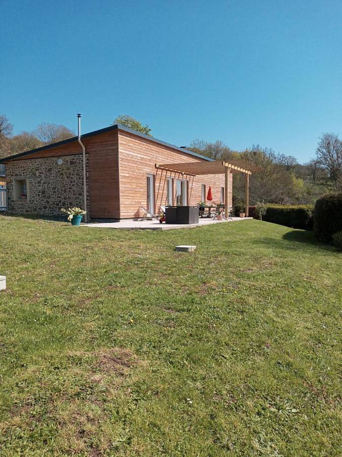 Location de vacances pour 5 personnes, avec vue et jardin à Le Bô