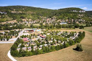 Wohnwagen für 2 Personen, mit Terrasse und Pool, mit Haustier am Doubs