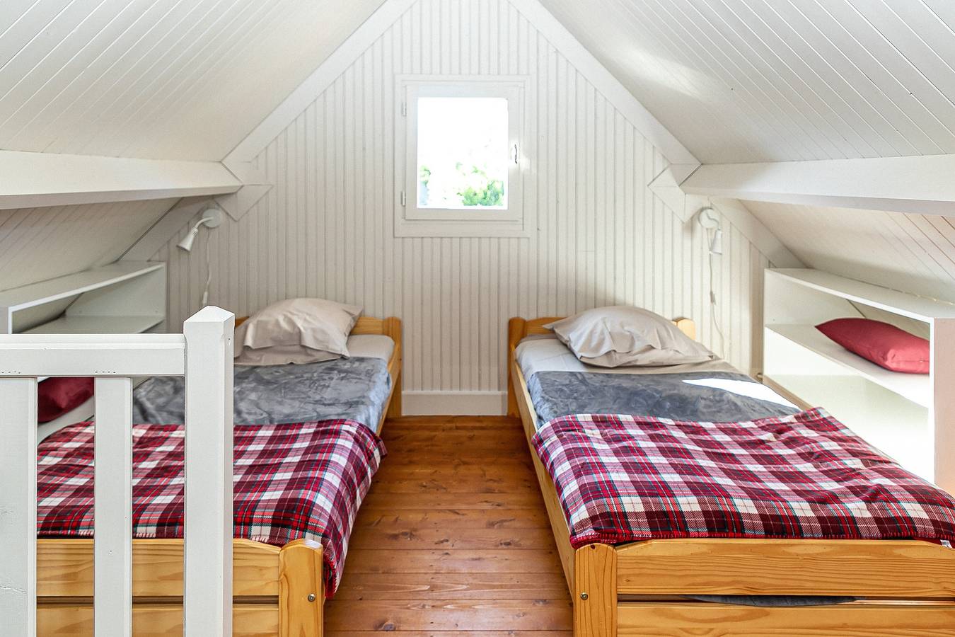 Chalet Jarny for 6 with Shared Pool, Private Terrace, and Wi-Fi in Saint-Pierre-et-Saint-Paul-en-Val-d'Auge, Lisieux region