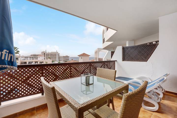 Apartamento entero, Apartamento de vacaciones "Precioso En Golf De Sur" con piscina compartida,terraza privada y Wi-Fi in Golf del Sur, San Miguel de Abona