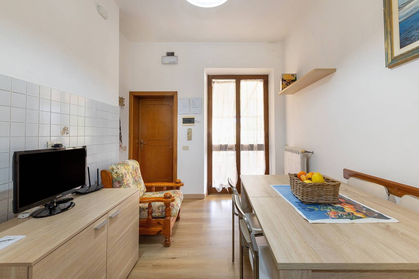 Entire apartment, 'Via Gorizia 8 - Yellow' Apartment with Shared Garden, Wi-Fi and Air Conditioning in Cecina, Etruscan Coast
