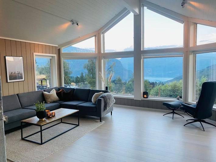 Feriehus for 9 personer, Balkong og Terrasse i tillegg til Hage og Sauna i Stryn 