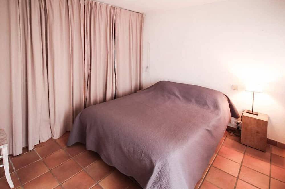 Belle maison en pierre à Orsan, Gard, piscine privée, animaux admis (2). in Orsan, Région de Nîmes