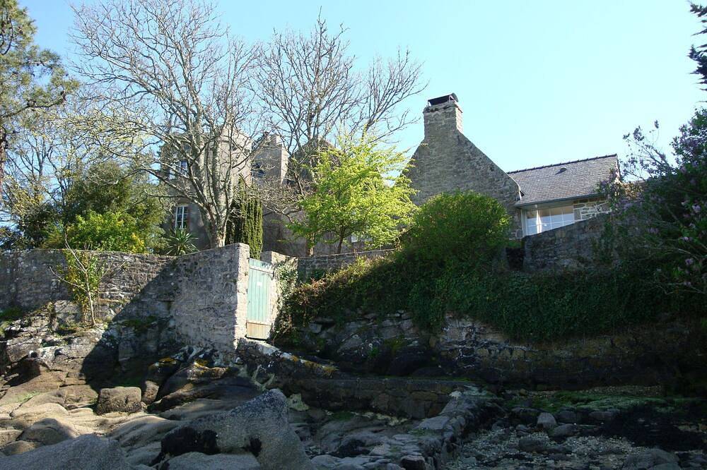 Cette maison de pêcheur-jardinier en bord de mer offre une vue saisissante ! in Combrit, Région de Quimper