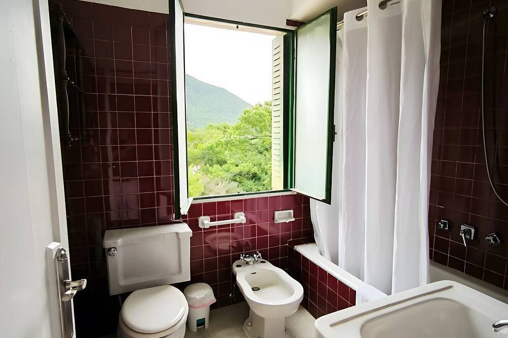 Holiday Home 'El Rozado' with Mountain Views, Private Terrace and Wi-Fi in Piedralaves, Ávila Region