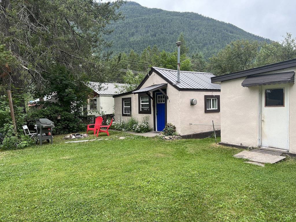 Vacation House for 2 Guests in Hungry Horse, Flathead National Forest