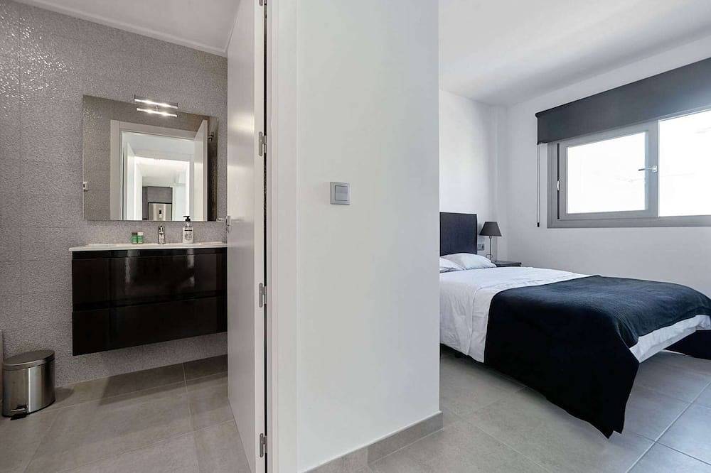 Entire apartment, Top floor apartment with sunny roof terrace, heated pool and garden in Mar Azul Torrevieja, Torrevieja