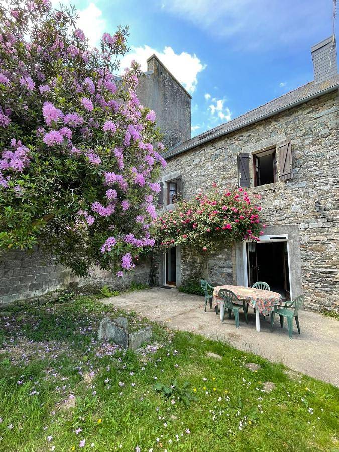 Location de vacances pour 6 personnes, avec jardin, animaux acceptés à Roudouallec