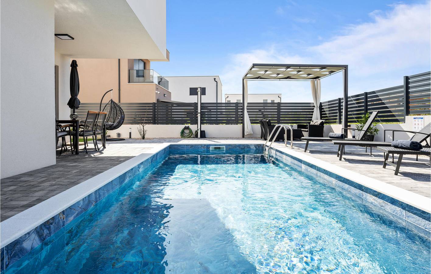 Gemütliche 110 m² große Wohnung mit Pool, Terrasse und WLAN in Strandnähe in Vodice, Šibenik-Knin