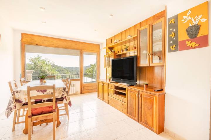 Apartamento entero, Apartamento 'Cal Confianza' con vistas a la montaña, jardín privado y Wi-Fi in Borredá, Pirineo Catalan