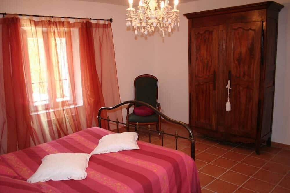 Apartment of character in a Provencal mas, on a wine farm. Very large park in Jonquières, Vaucluse