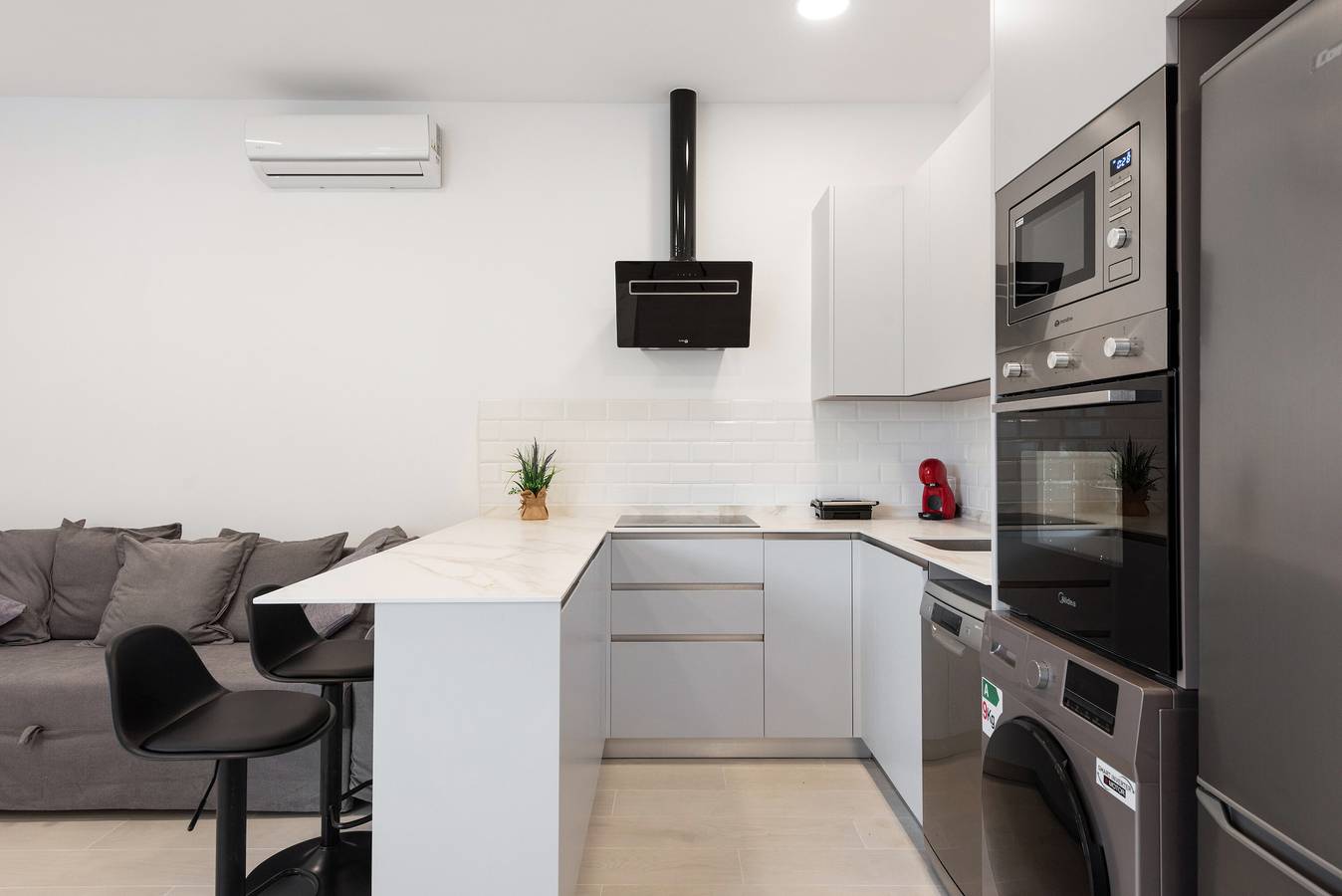 Apartamento entero, Apartamento 'Apartamentos Sealmar 2' con piscina compartida, Wi-Fi y aire acondicionado. in Carretera de Cádiz, Málaga