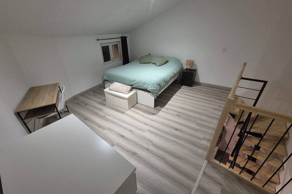 Entire apartment, New, fully-equipped, furnished apartment in a quiet neighborhood. in Bollène, Vaucluse