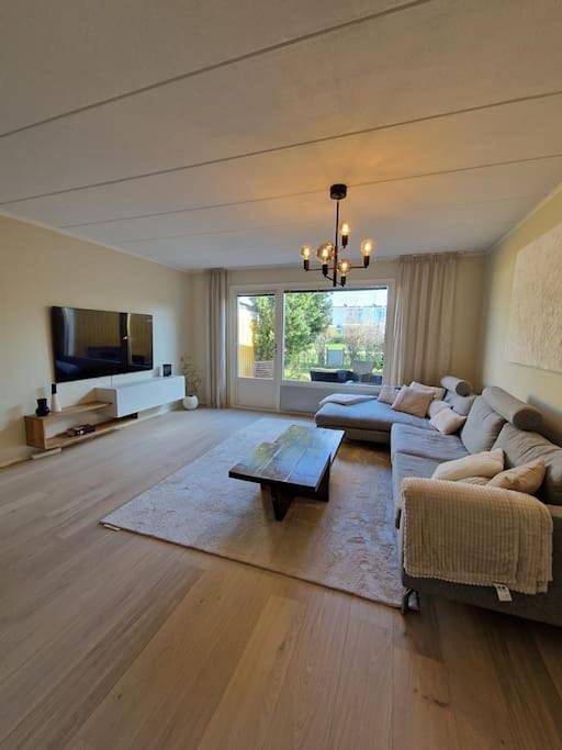 Villa för 8 Personer, med Terass och Trädgård i Upplands Väsby