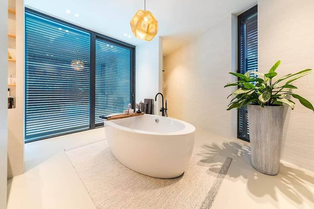 Exclusive family villa with pool, jacuzzi and 3 luxury suites in Brabant in Goirle, Nordbrabant