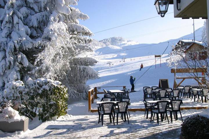 Hôtel pour 3 personnes, avec vue ainsi que jardin et piscine à Bellevaux
