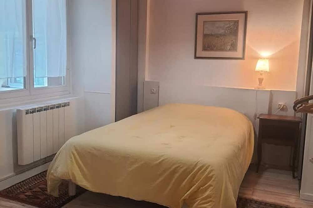 Entire apartment, Appartement Dans une Maison Avec Jardin à 5 Minutes du Centre Ville in Yssingeaux, Massif Central