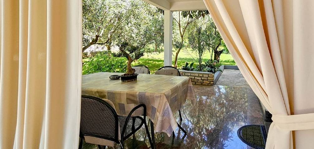 Ferienwohnung für 4 Personen, mit Terrasse und Garten in Novigrad - 2