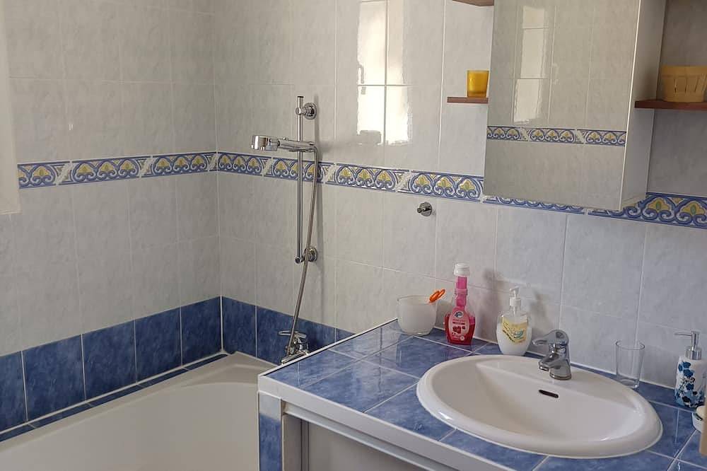 10km from Pont du Gard pretty villa in a quiet area with swimming pool in Montfrin, Nimes region